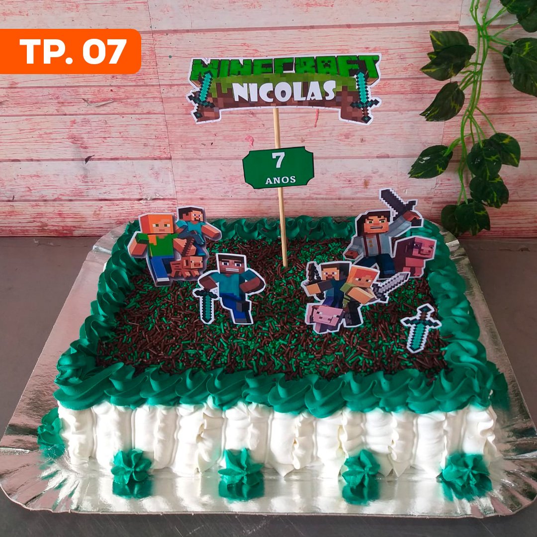 Bolo Minecraft com papel de arroz e chantilly.